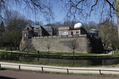 913732 Gezicht op de sterrenwacht Sonnenborgh (Zonnenburg 2) te Utrecht, op het bolwerk Zonnenburg, met op de voorgrond ...